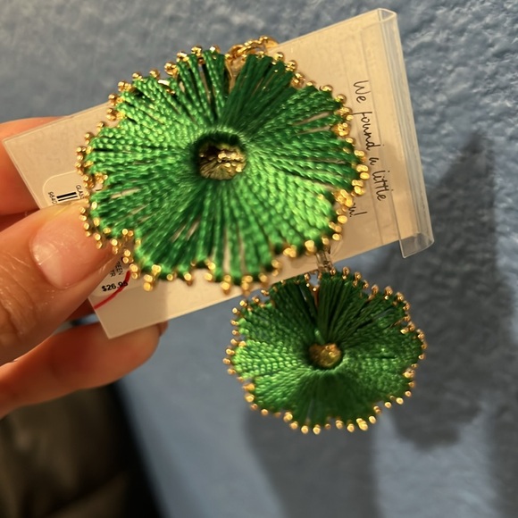 3/$30! 🛍️ Green Flower Francesca’s earrings - Picture 3 of 3